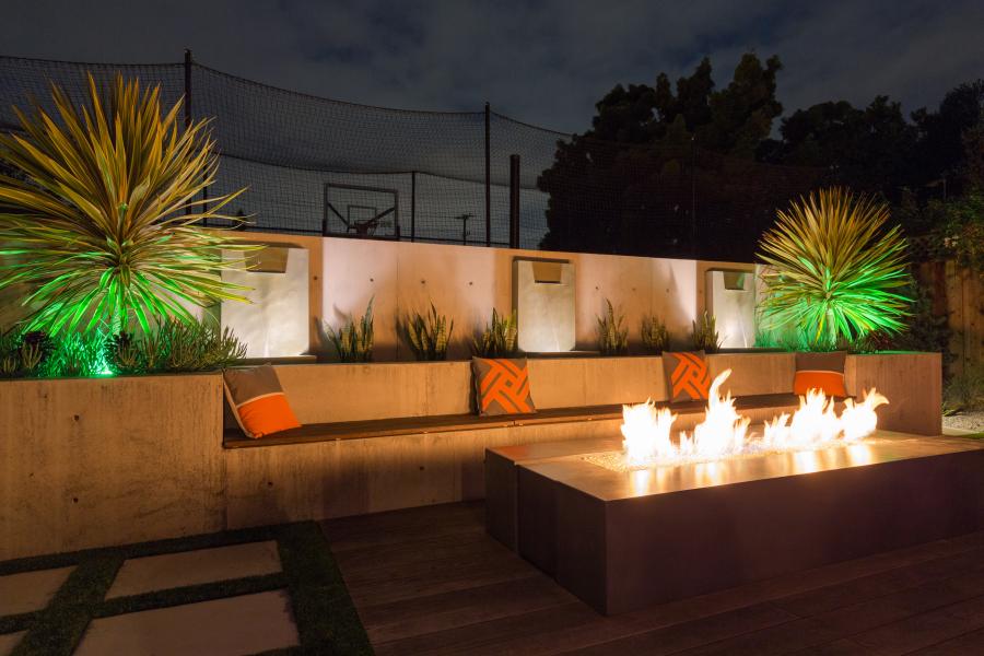 Outdoor fire pit