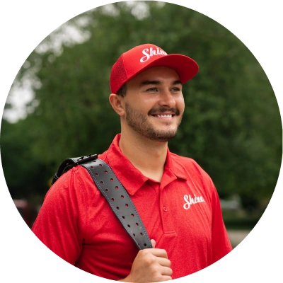 Shine technician in a red cap and polo