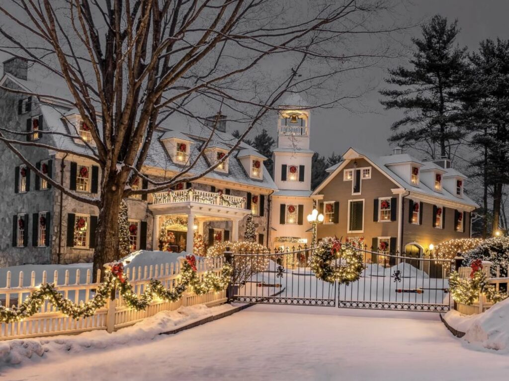 beautiful christmas lights on houses